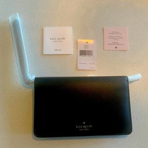 🔥NWT Kate Spade Wristlet🔥 Black outside/light gray inside with Gold hardware